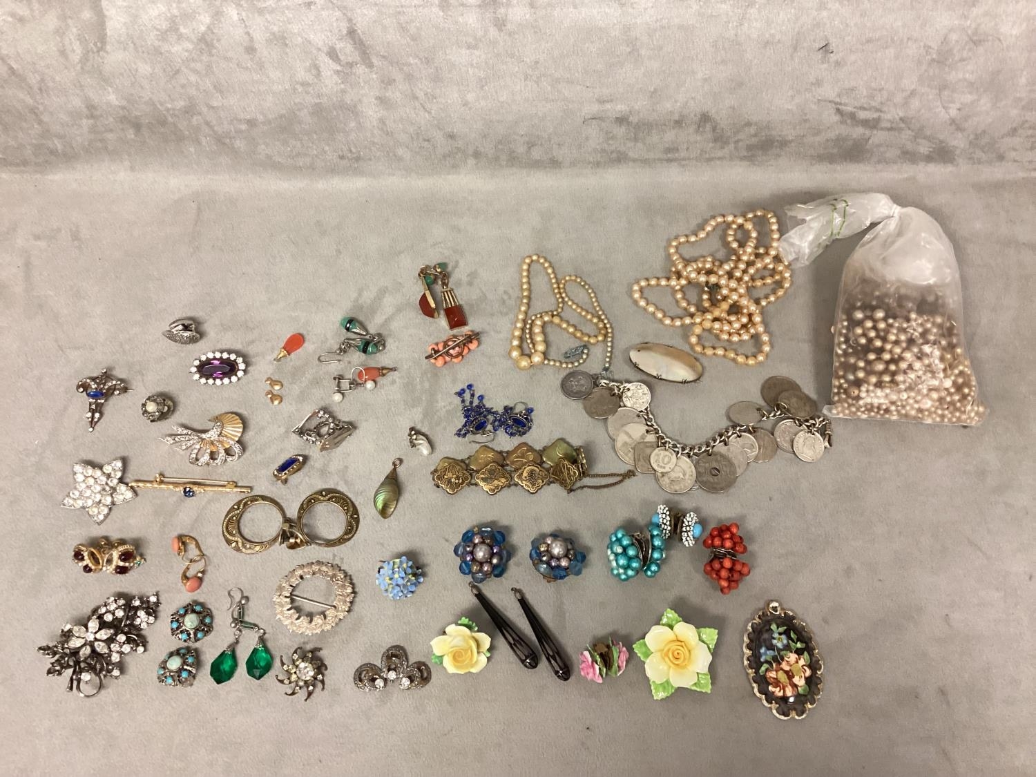 A collection of Sterling silver items and a small collection of C20th costume jewellery - Image 2 of 4