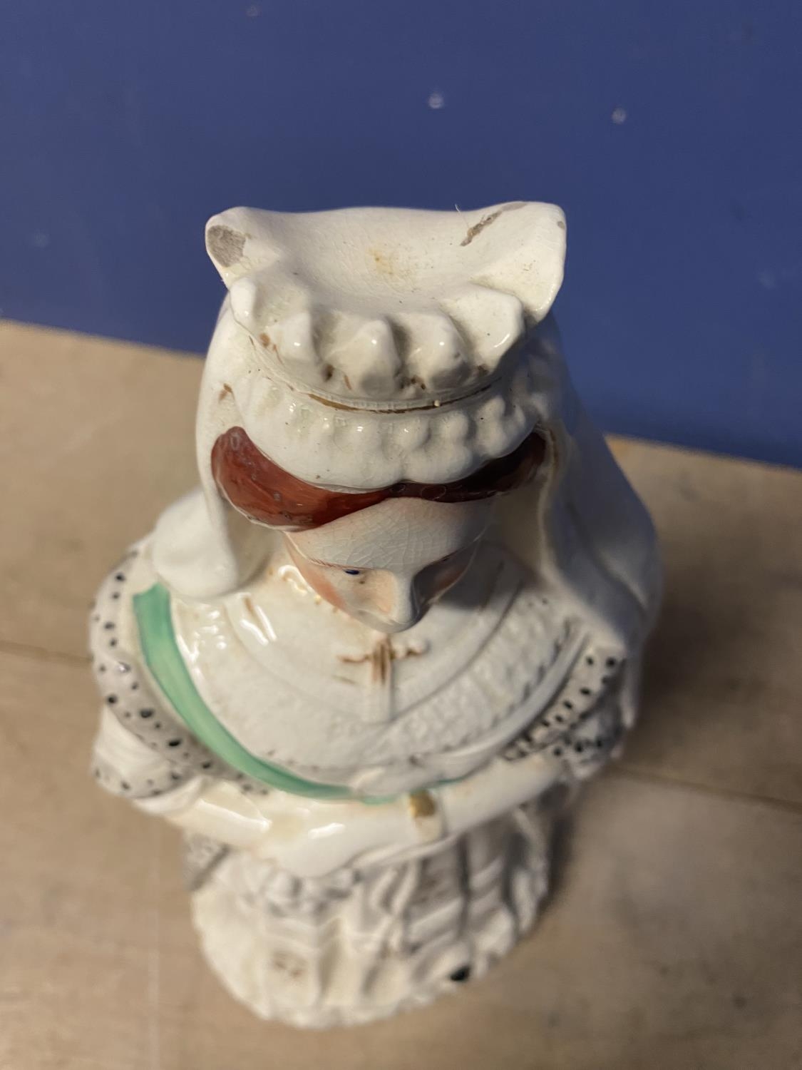 Ceramic figurine of Queen Elizabeth, some wear to gilding etc - Image 6 of 6