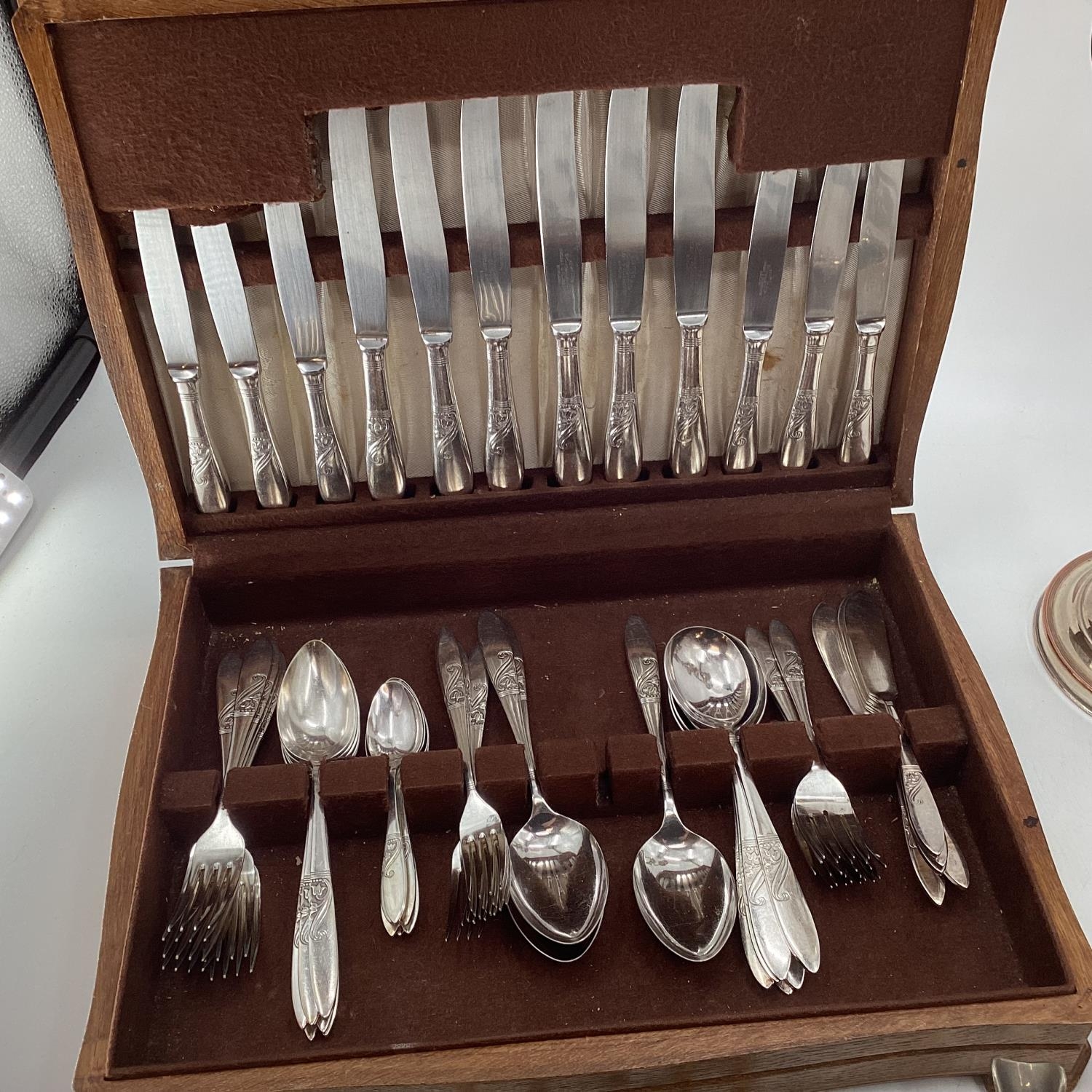 A collection of metalware to include an oak cased canteen of cutlery, candelabra, etc - Image 4 of 6