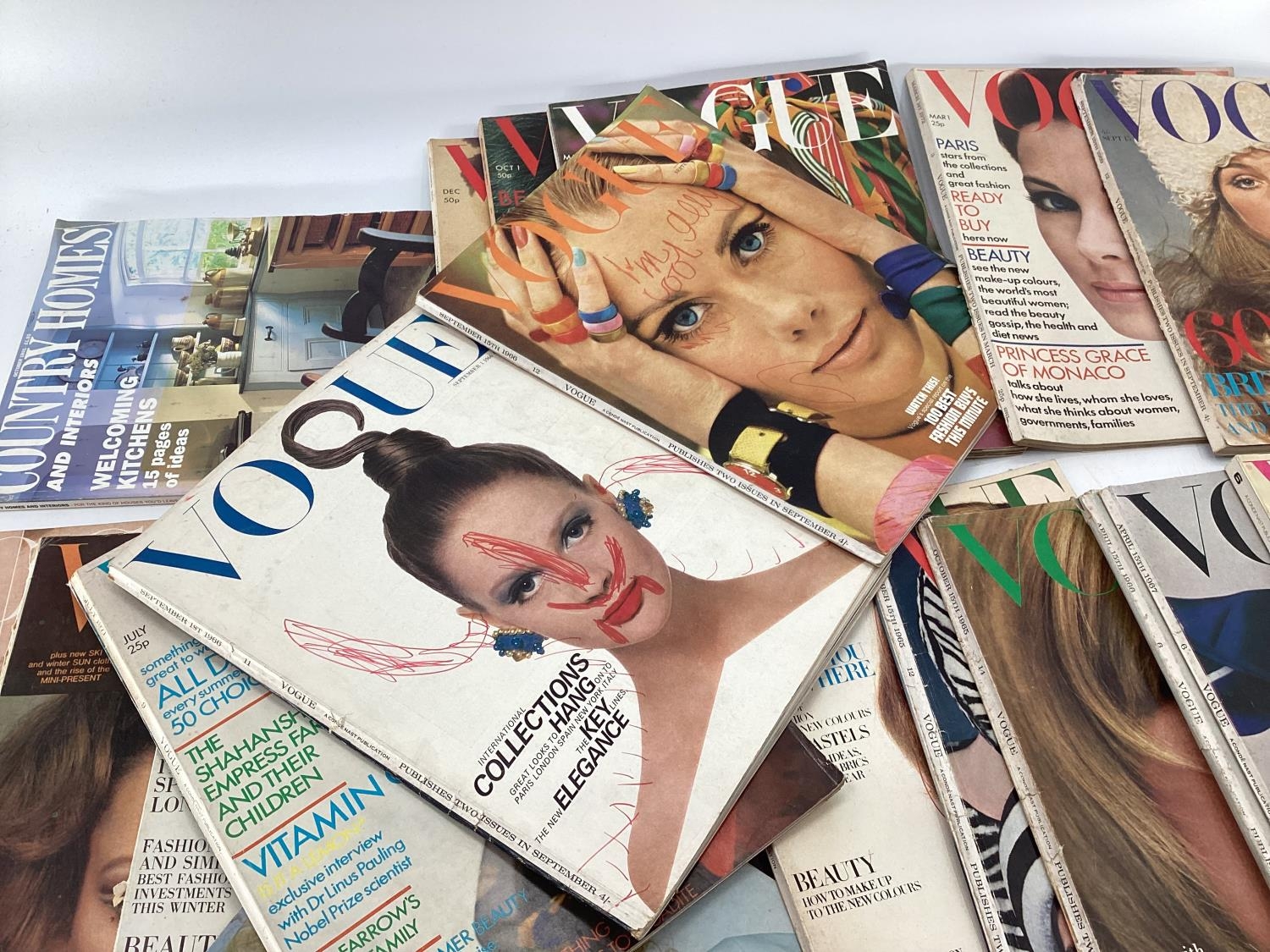 A collection of mid to late C20th fashion magazines, Vogue, beauty etc - Image 9 of 10