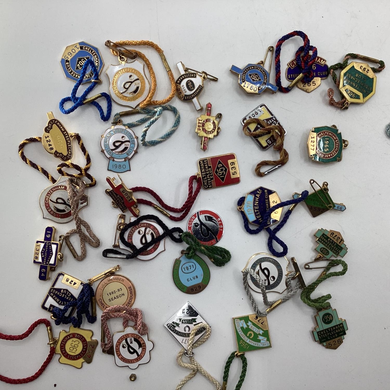 Collection of approx. 113 horse racing badges, Newbury 1961-79 (pendants and pins), Epsom 1965-71, - Image 2 of 8