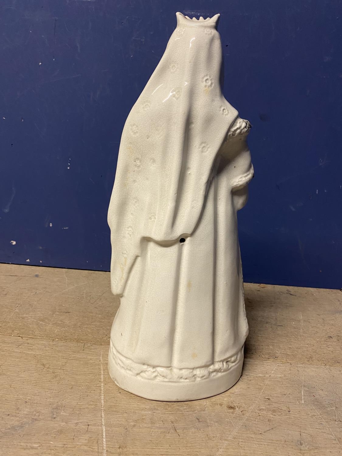 Ceramic figurine of Queen Elizabeth, some wear to gilding etc - Image 4 of 6