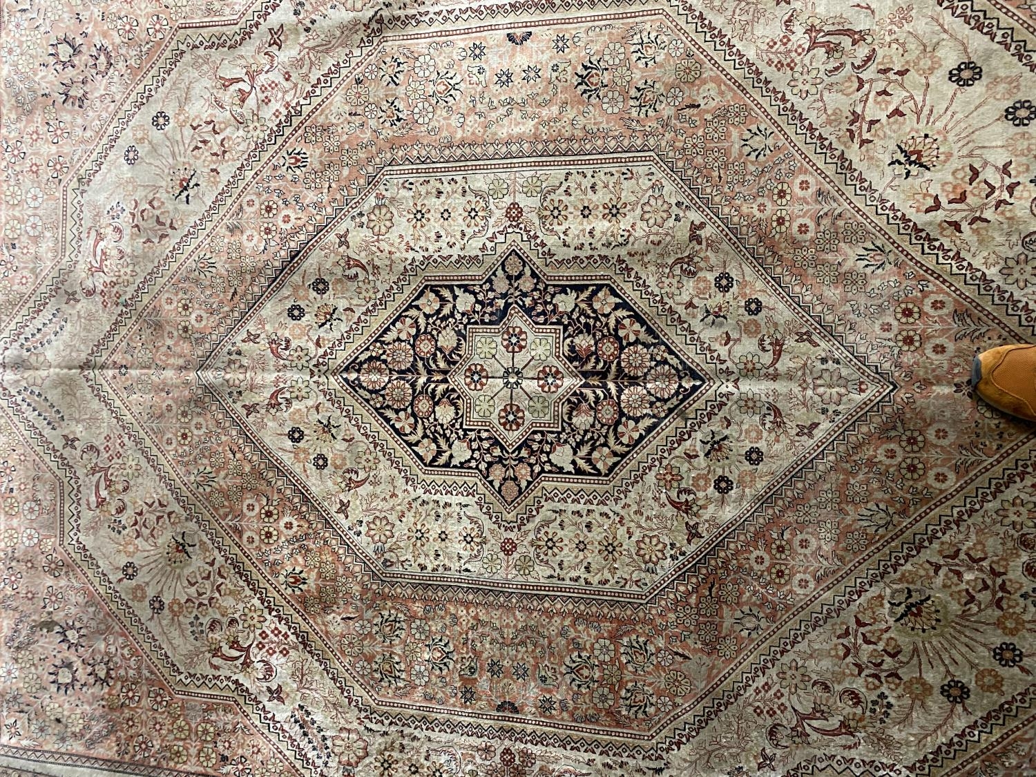 Fine pure silk Oriental carpet Size. 3.10 x 2.48 metres Attractive carpet with harmonious colours. - Image 2 of 3