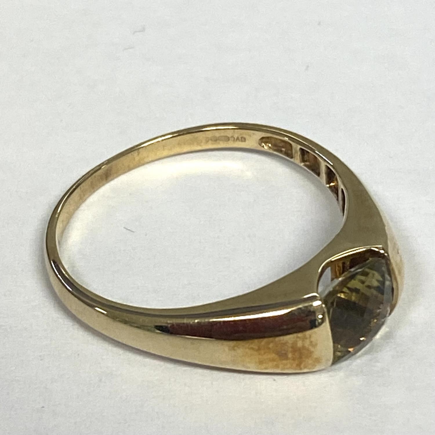 A 9ct gold yellow/green quartz set ring central chekerboard cut quartz, size U - Image 2 of 6