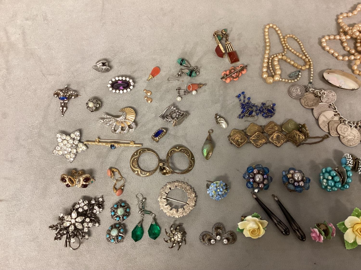 A collection of Sterling silver items and a small collection of C20th costume jewellery - Image 3 of 4