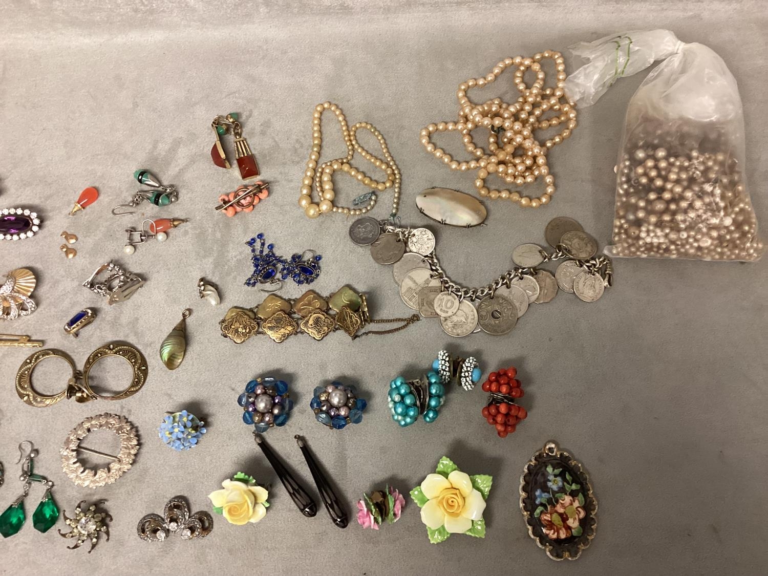 A collection of Sterling silver items and a small collection of C20th costume jewellery - Image 4 of 4