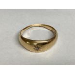 An 18ct gold band, central star mounted rose cut diamond size N, 1.63g