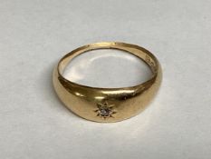 An 18ct gold band, central star mounted rose cut diamond size N, 1.63g