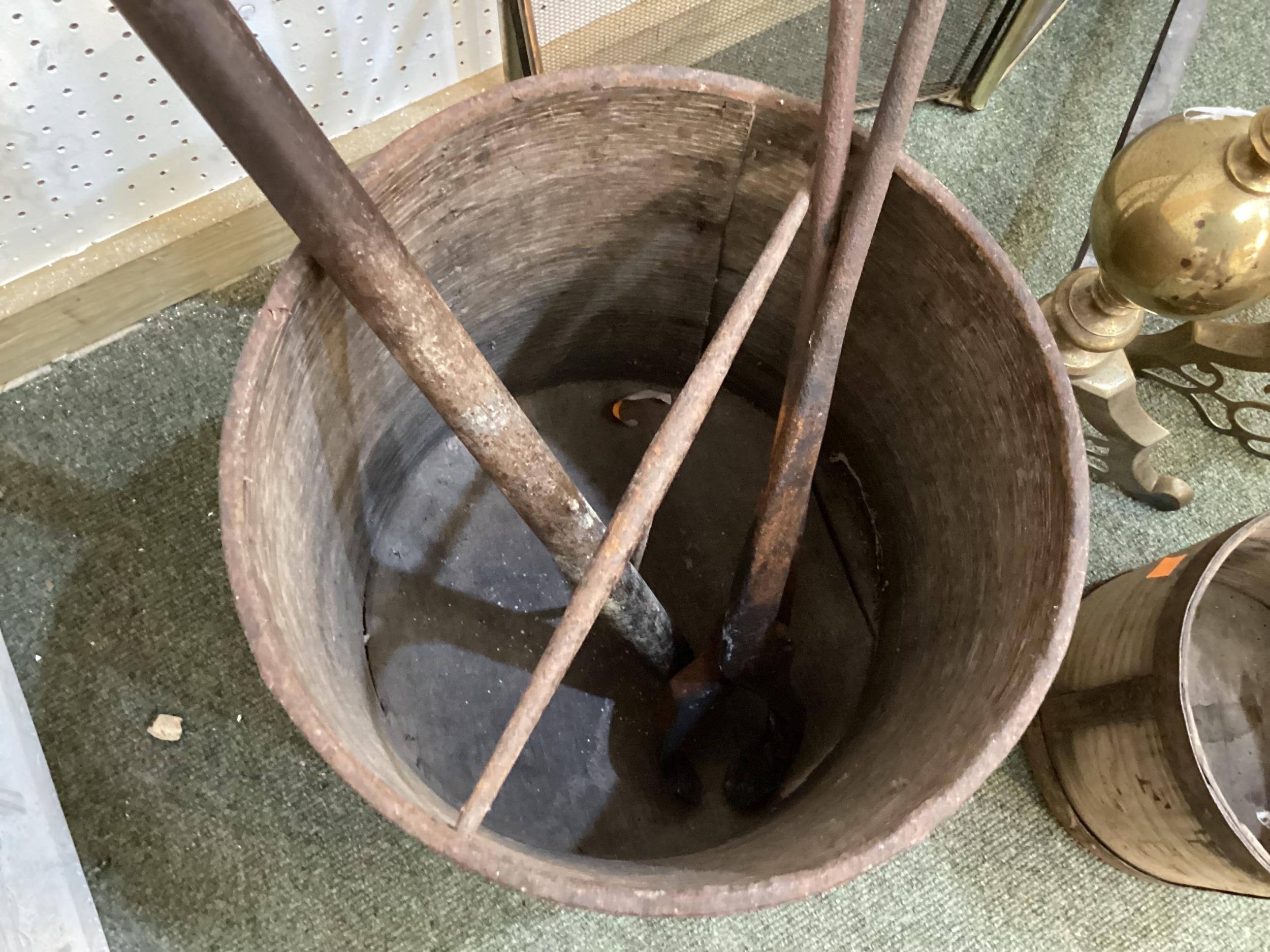 A heavy fireback and a quantity of brass and copper fireside items - Image 4 of 5