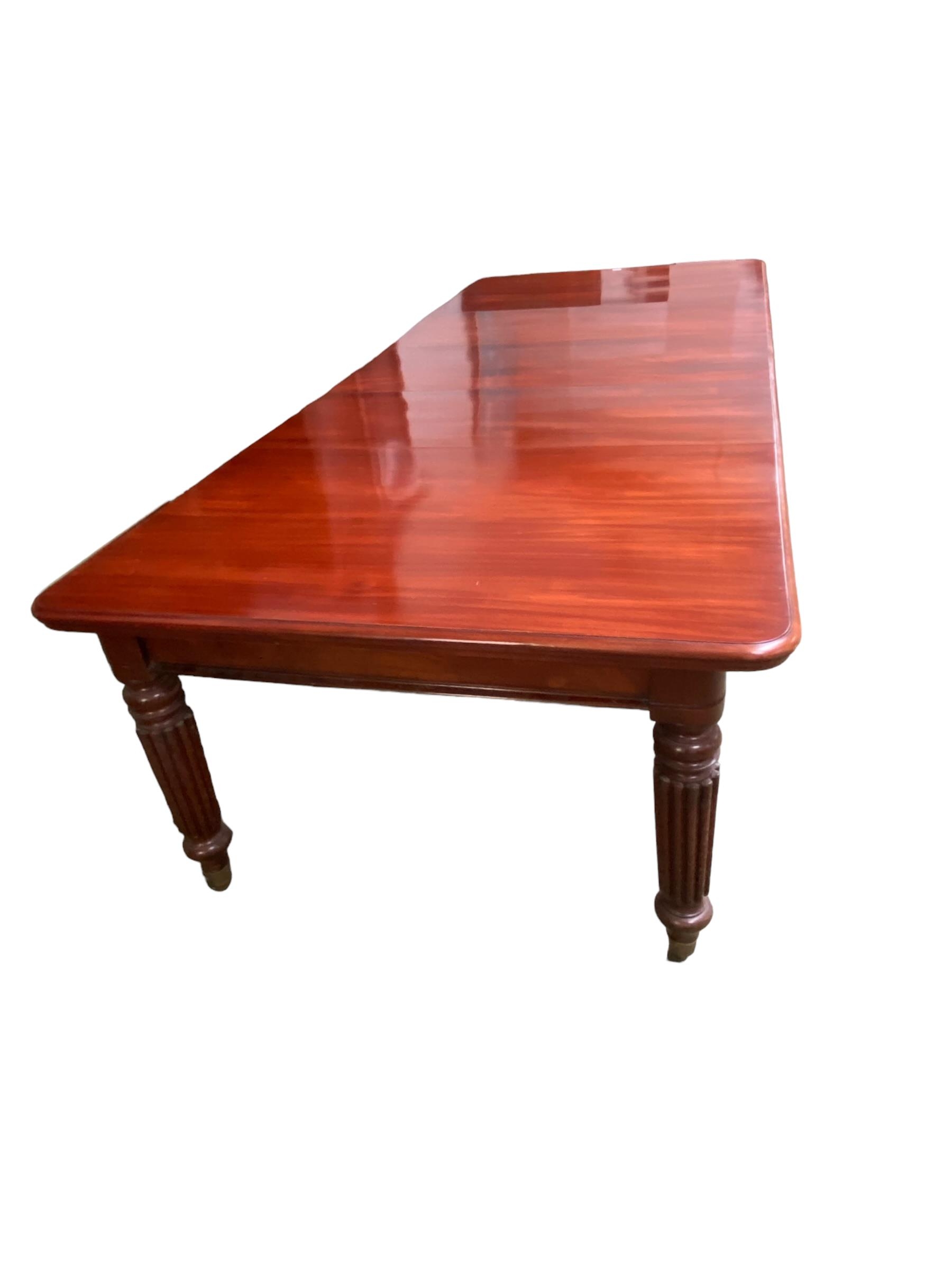 Victorian mahogany extending oblong dining table, on 4 tapering reeded legs, with brass castors, 3 - Image 3 of 3