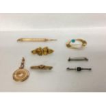A collection of 9ct gold, yellow and white metal items to include a 9ct diamond mounted Etruscan