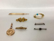 A collection of 9ct gold, yellow and white metal items to include a 9ct diamond mounted Etruscan