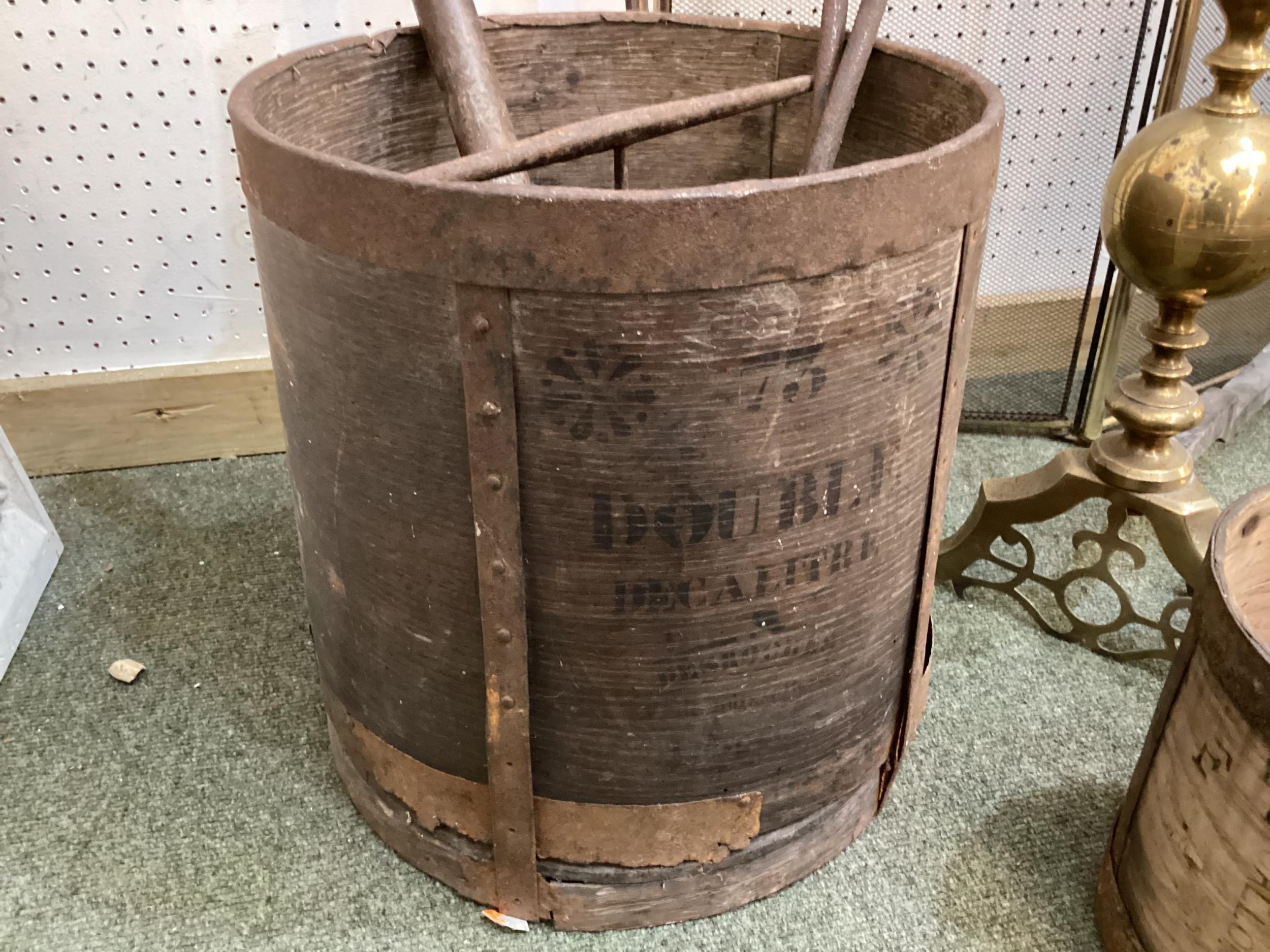 A heavy fireback and a quantity of brass and copper fireside items - Image 2 of 5