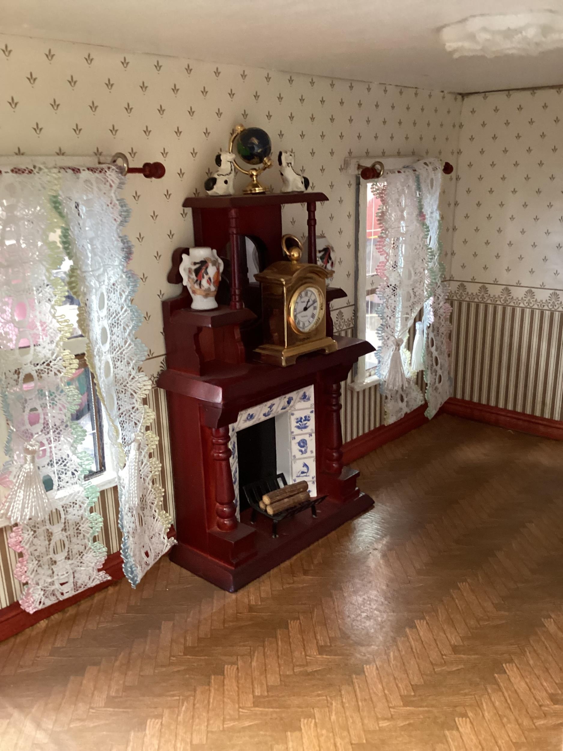 A large well fitted dolls house with numerous accessories and a large quantity of furniture, rugs - Image 3 of 16