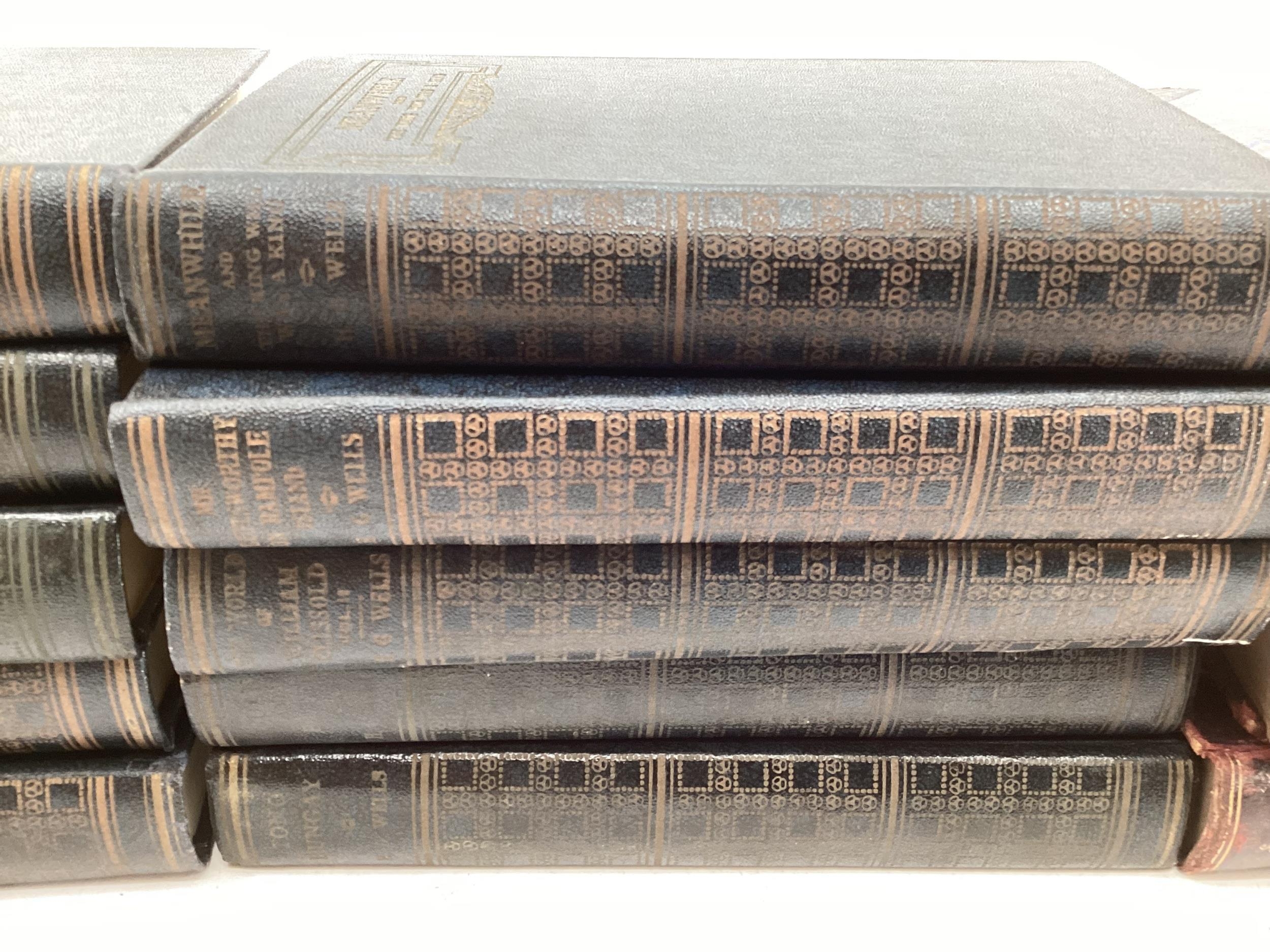The works of HG Wells in 10 volumes and 4 volumes of Lytton's novels. - Image 4 of 9