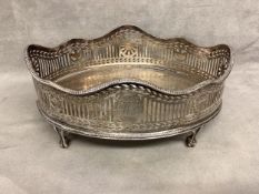 A sterling silver oval table centre piece base with pierced galleried design 287g