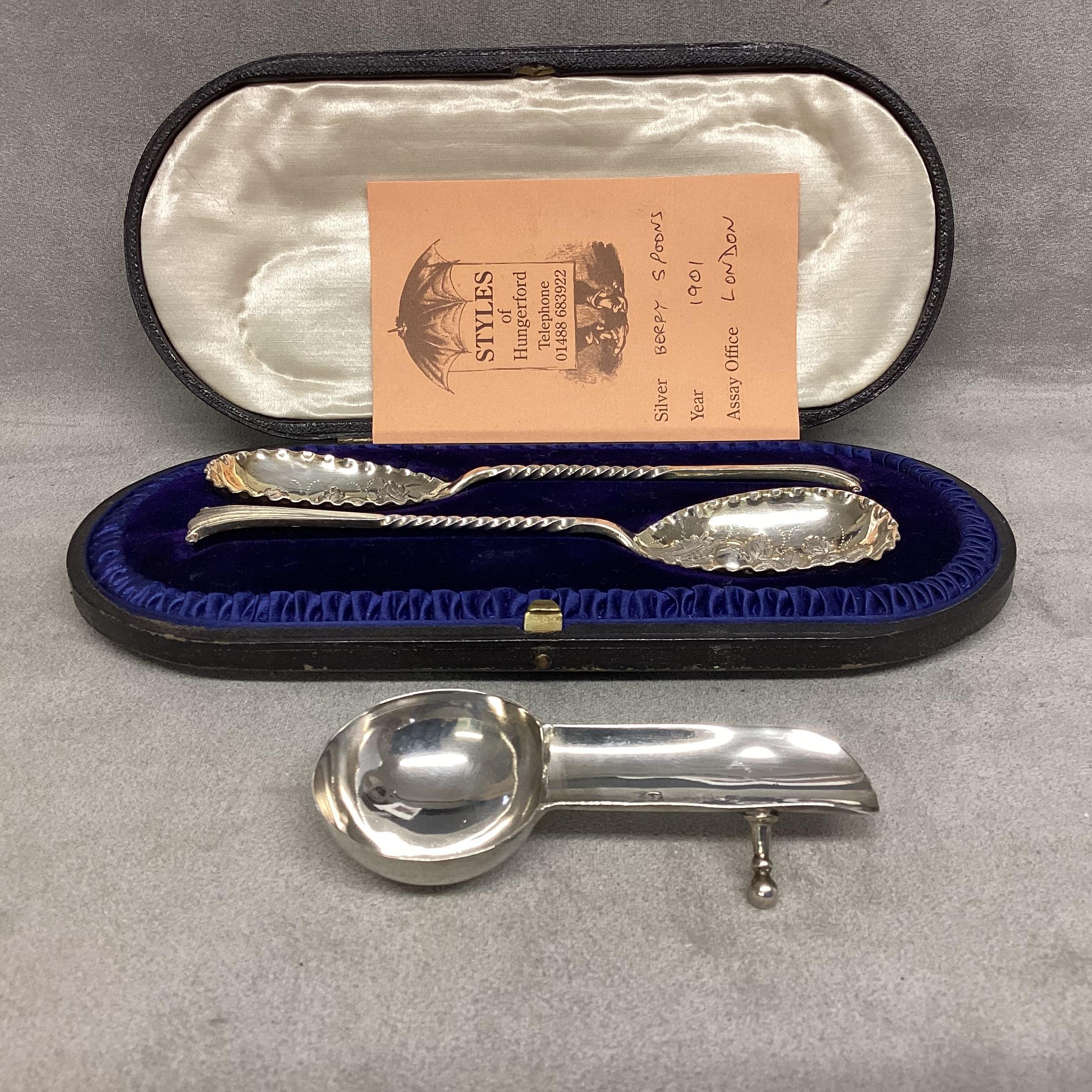 A Sterling silver pen rest together with a boxed pair of Strawberry spoons. Various dates and - Image 2 of 5