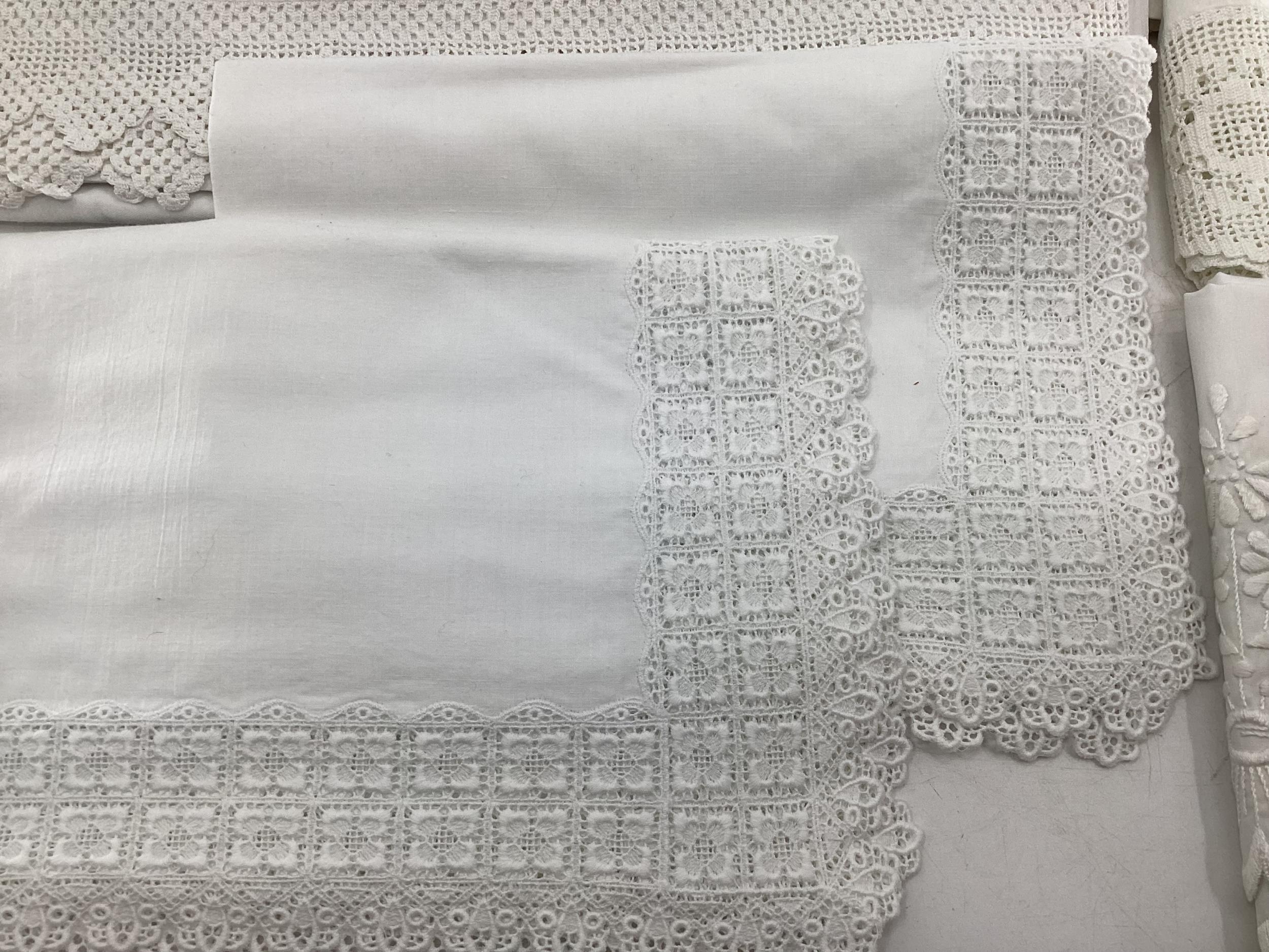 A collection of lace and linens. - Image 3 of 5