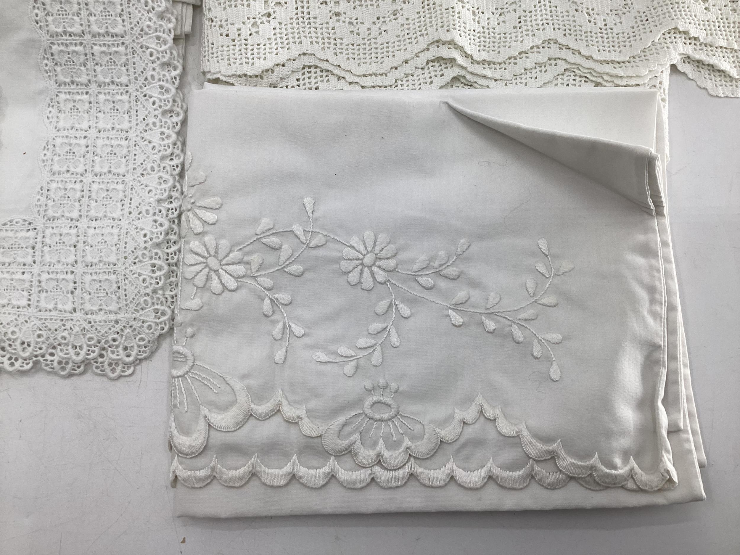 A collection of lace and linens. - Image 5 of 5