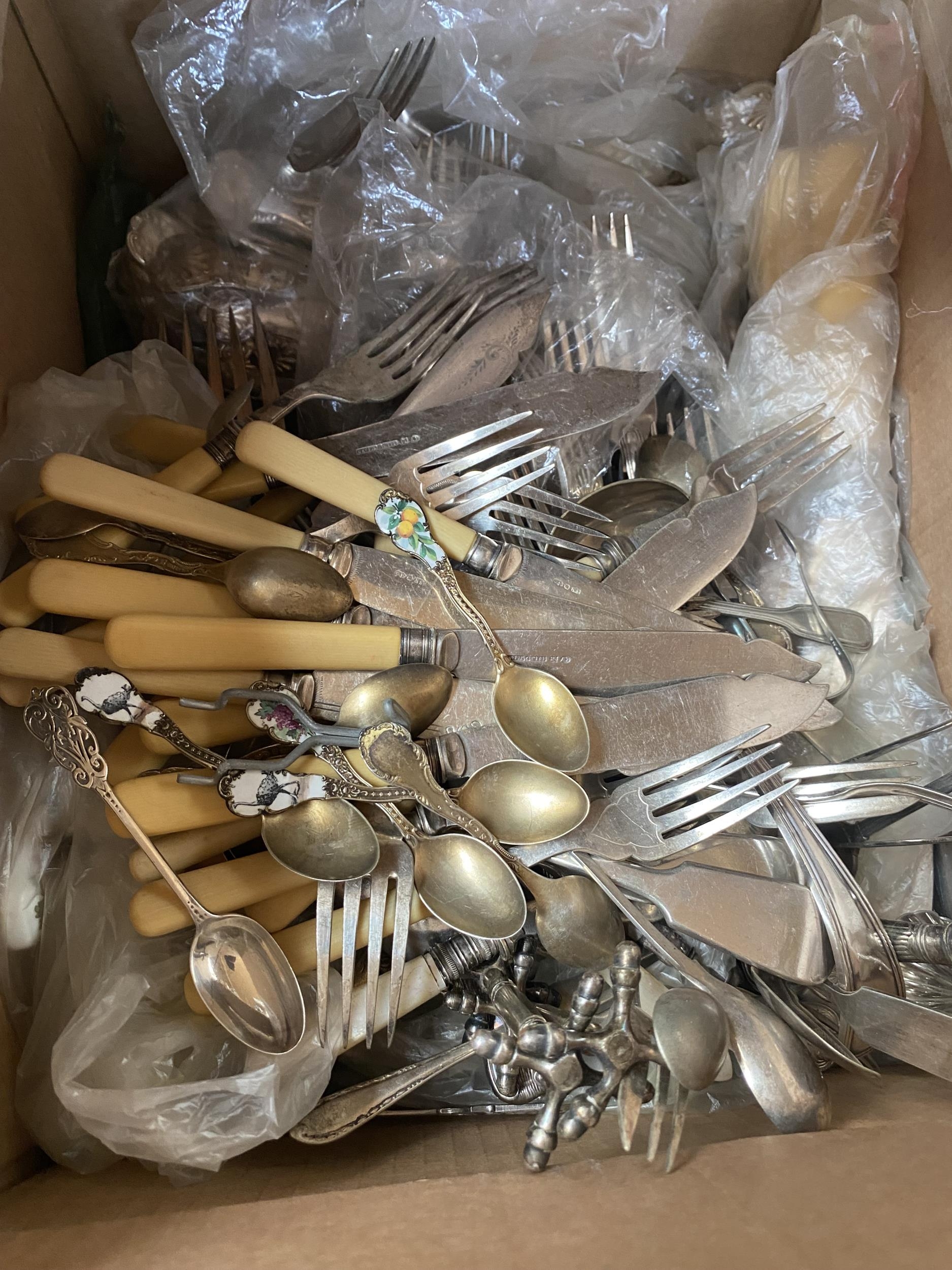 A collection of silver plated flatware to include kings pattern part service, boxed sets etc. - Image 6 of 11