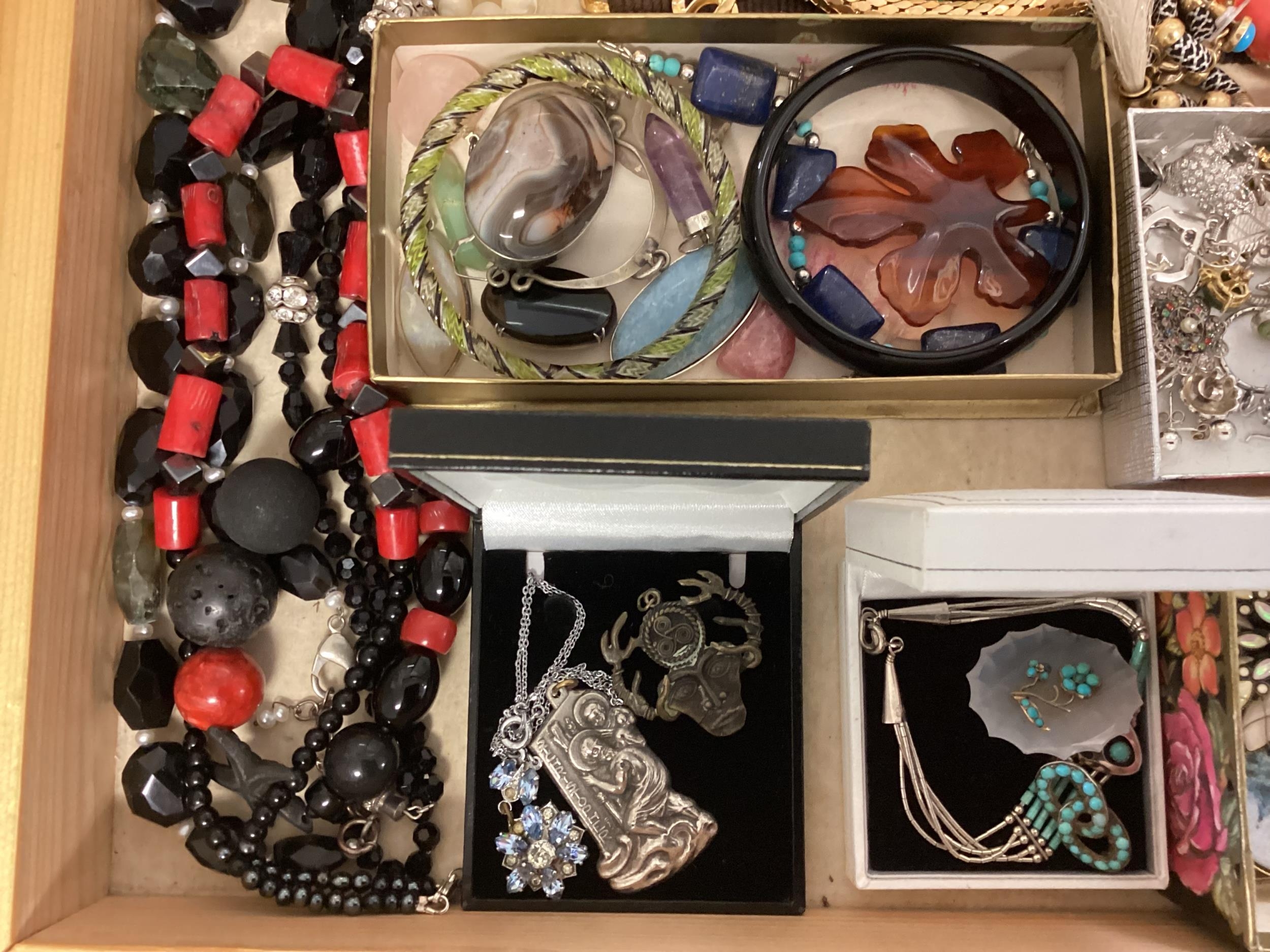 A collection of costume jewellery to include Scottish agate items contained within a glass topped - Image 4 of 6