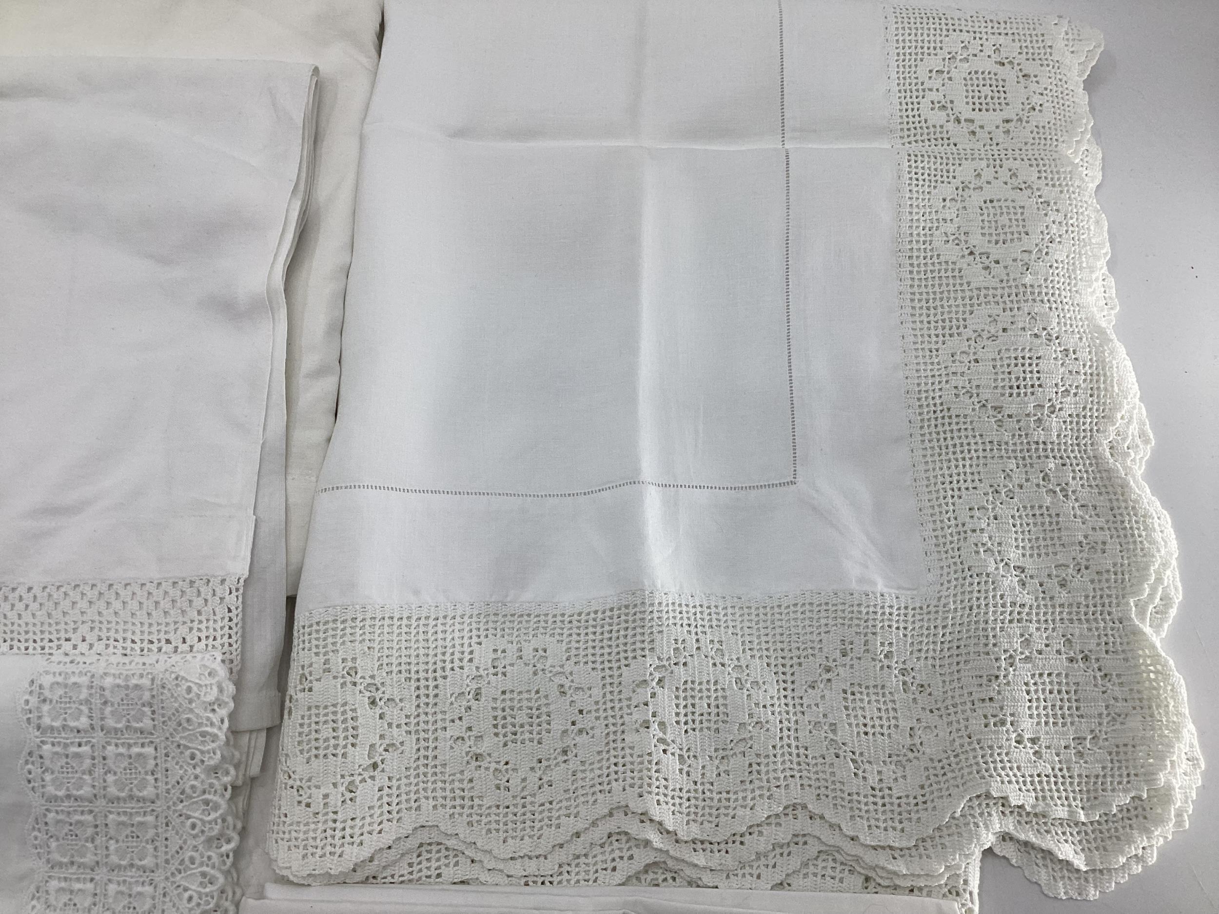 A collection of lace and linens. - Image 4 of 5