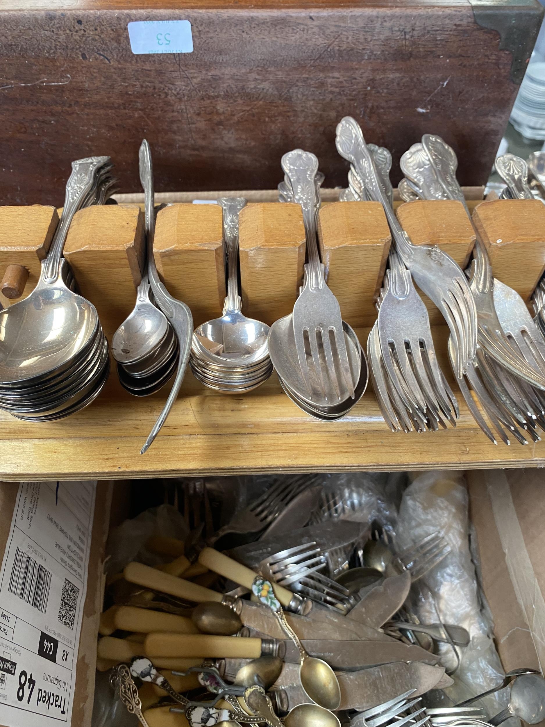 A collection of silver plated flatware to include kings pattern part service, boxed sets etc. - Image 7 of 11