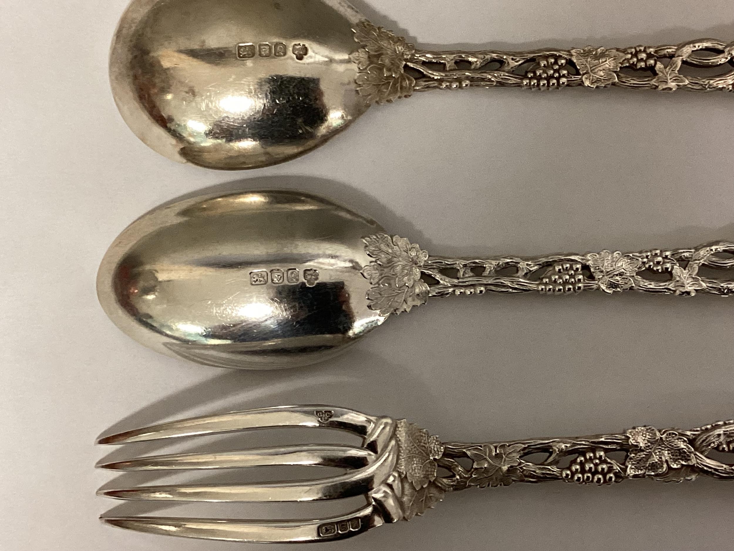 A set of three items of sterling silver cutlery. Plain bowls with cast leaf and vine stems. CJ - Image 4 of 4