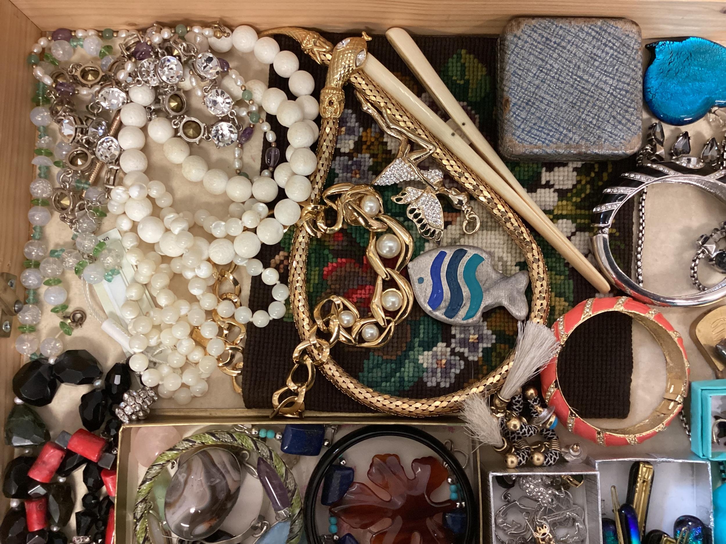 A collection of costume jewellery to include Scottish agate items contained within a glass topped - Image 5 of 6