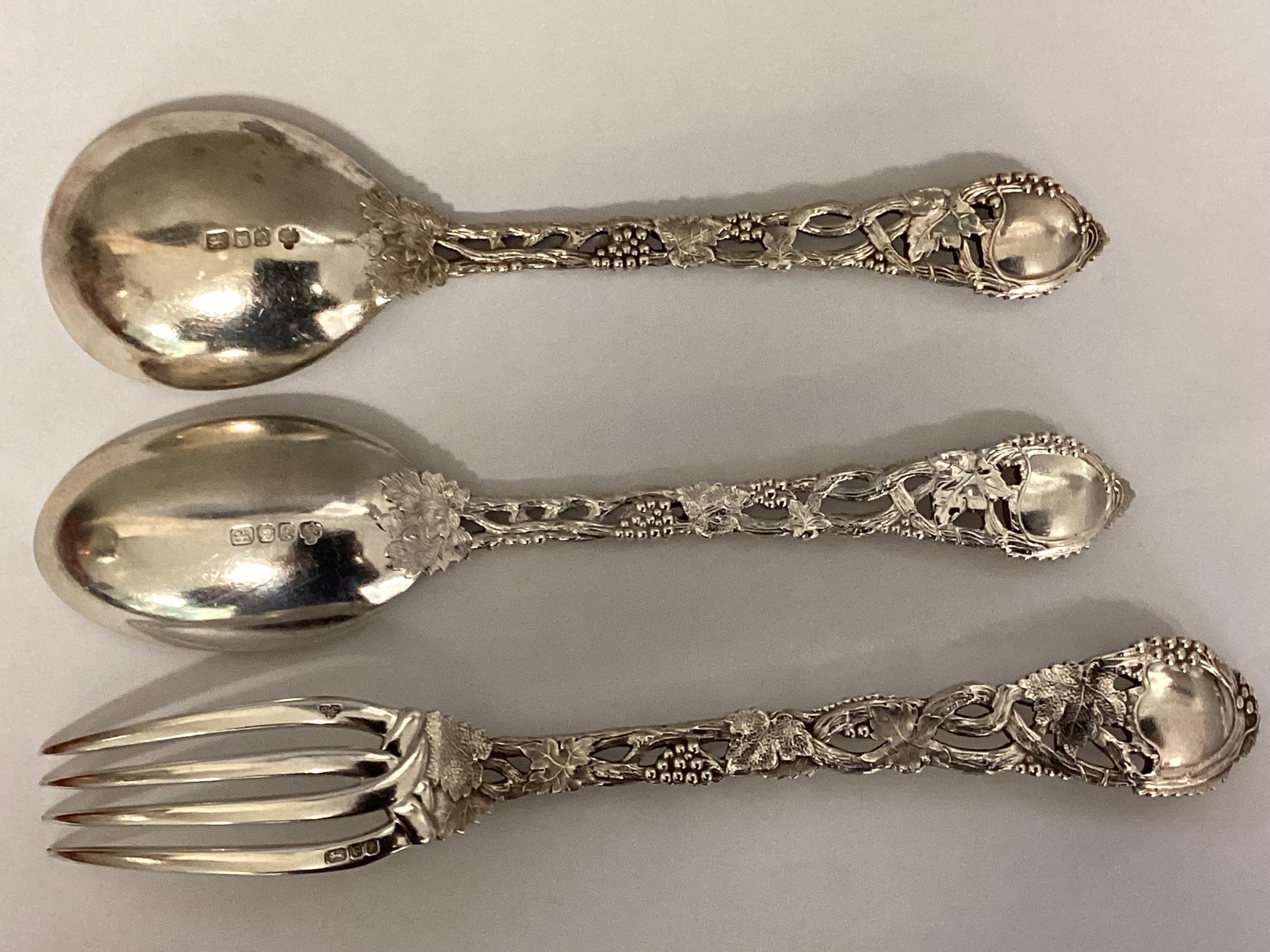 A set of three items of sterling silver cutlery. Plain bowls with cast leaf and vine stems. CJ - Image 3 of 4