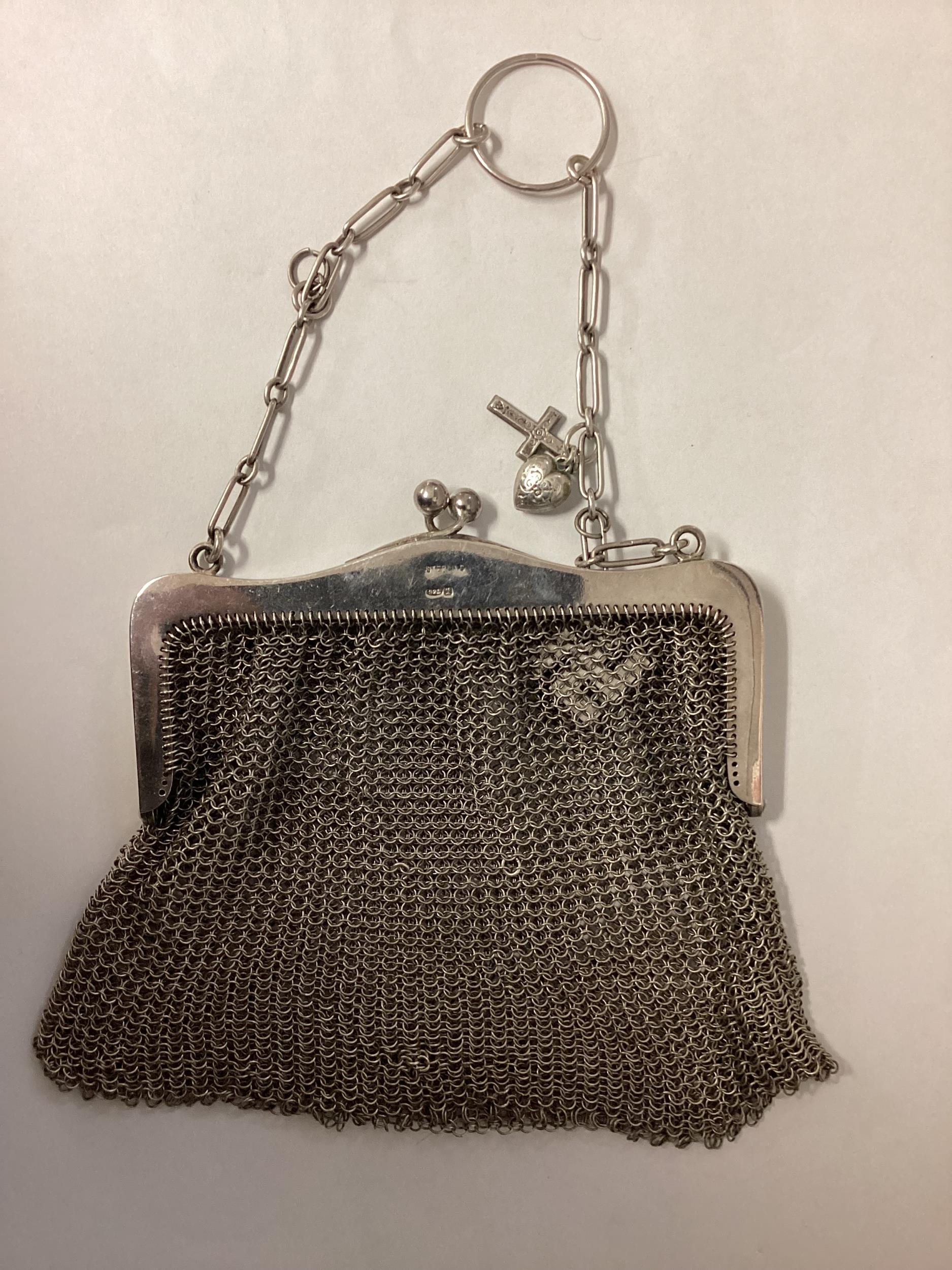 A sterling silver mesh evening bag. 127g. In good order.