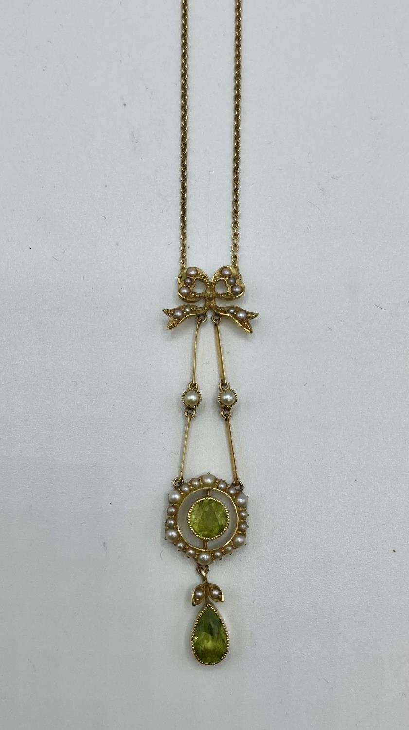 A 9 ct gold chain link necklace with peridot And seed pearl pendant 5.07 g - Image 3 of 3