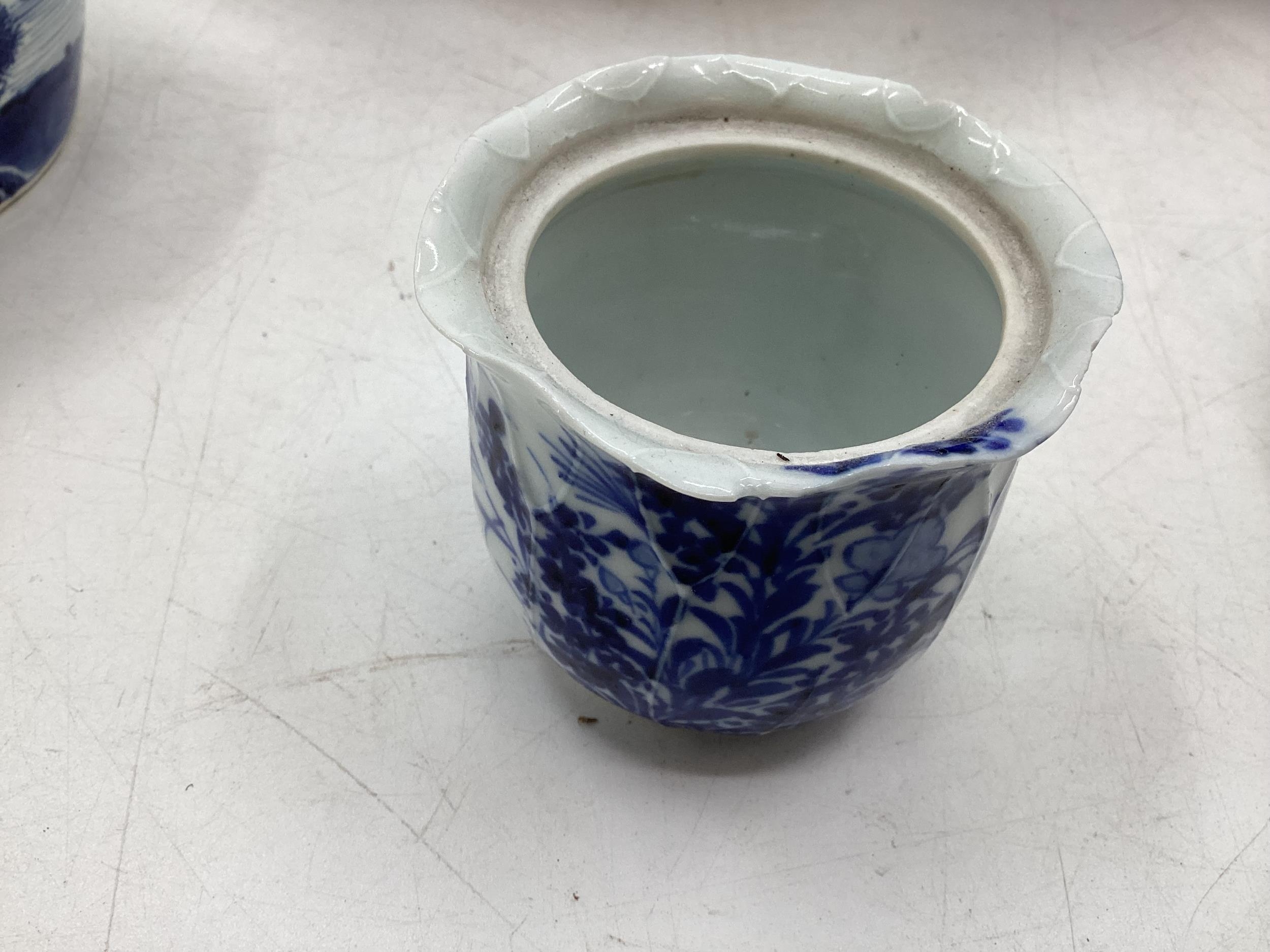 A quantity of blue and white decorative china, some with cracks, to include Wedgwood, Willow - Image 19 of 19