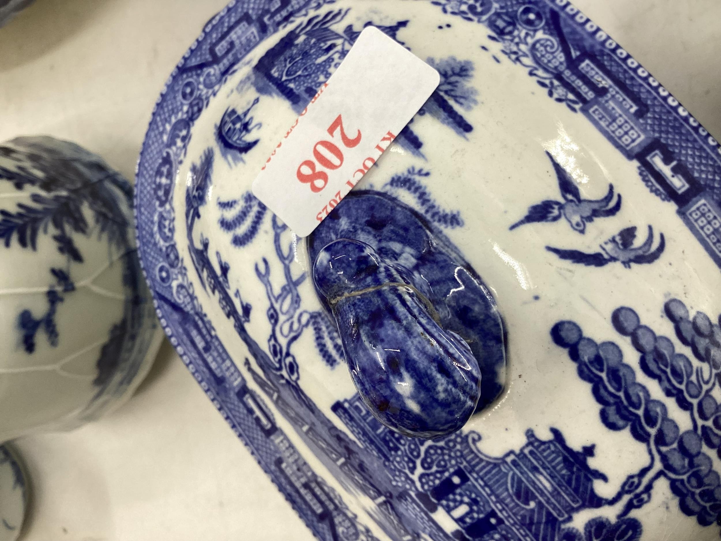 A quantity of blue and white decorative china, some with cracks, to include Wedgwood, Willow - Image 16 of 19