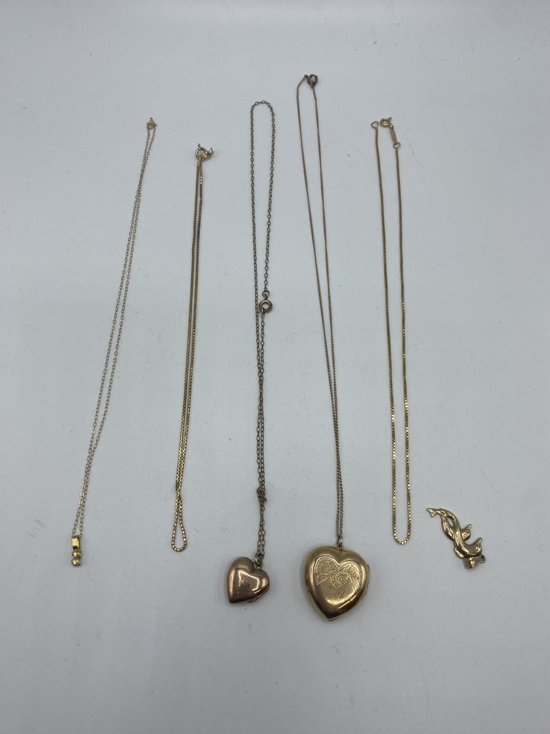 A collection of 9ct gold items to include two heart lockets(one back and front example)
