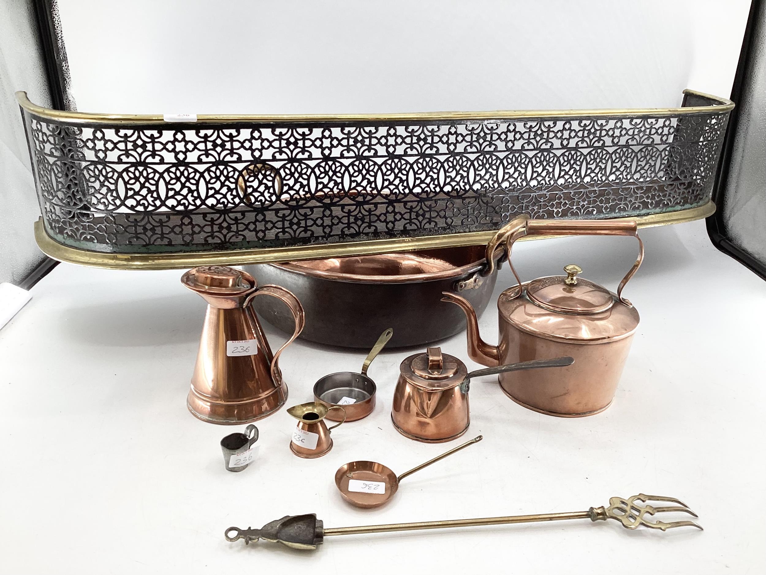 Brass fire fender, large copper jam pan, copper kettle and milk warming pan, brass toasting fork etc - Image 2 of 4