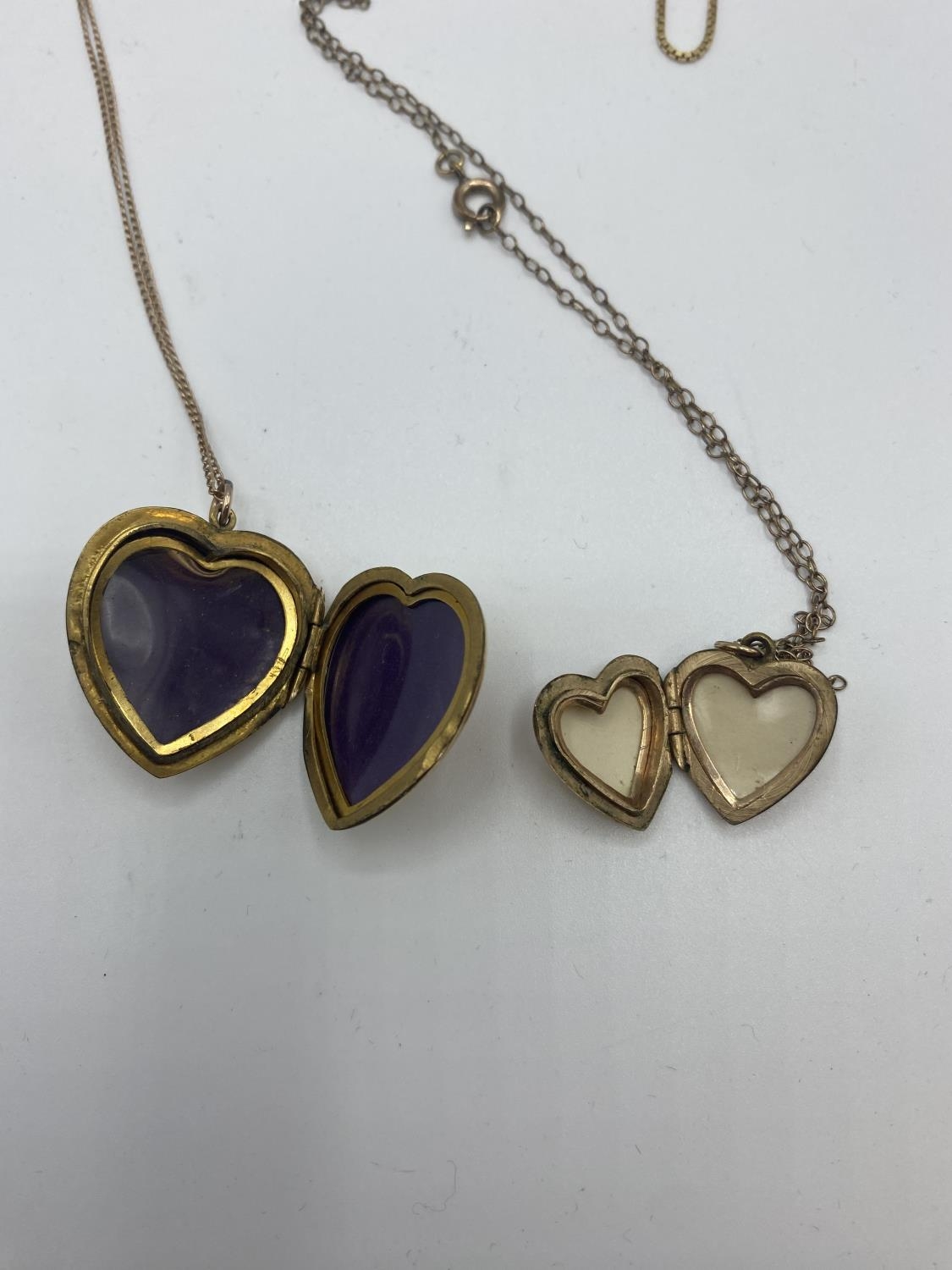 A collection of 9ct gold items to include two heart lockets(one back and front example) - Image 4 of 4