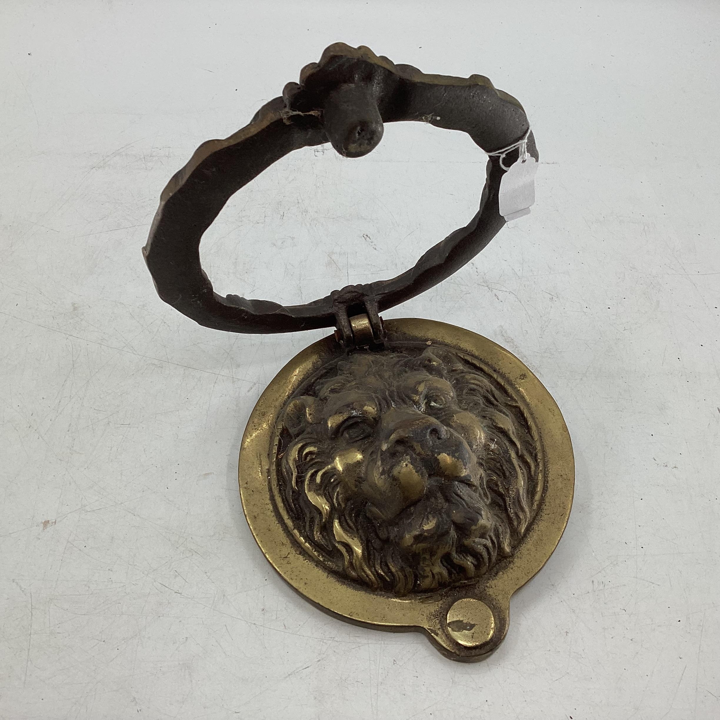 Large brass door knocker in the form of a lions head - Image 2 of 3