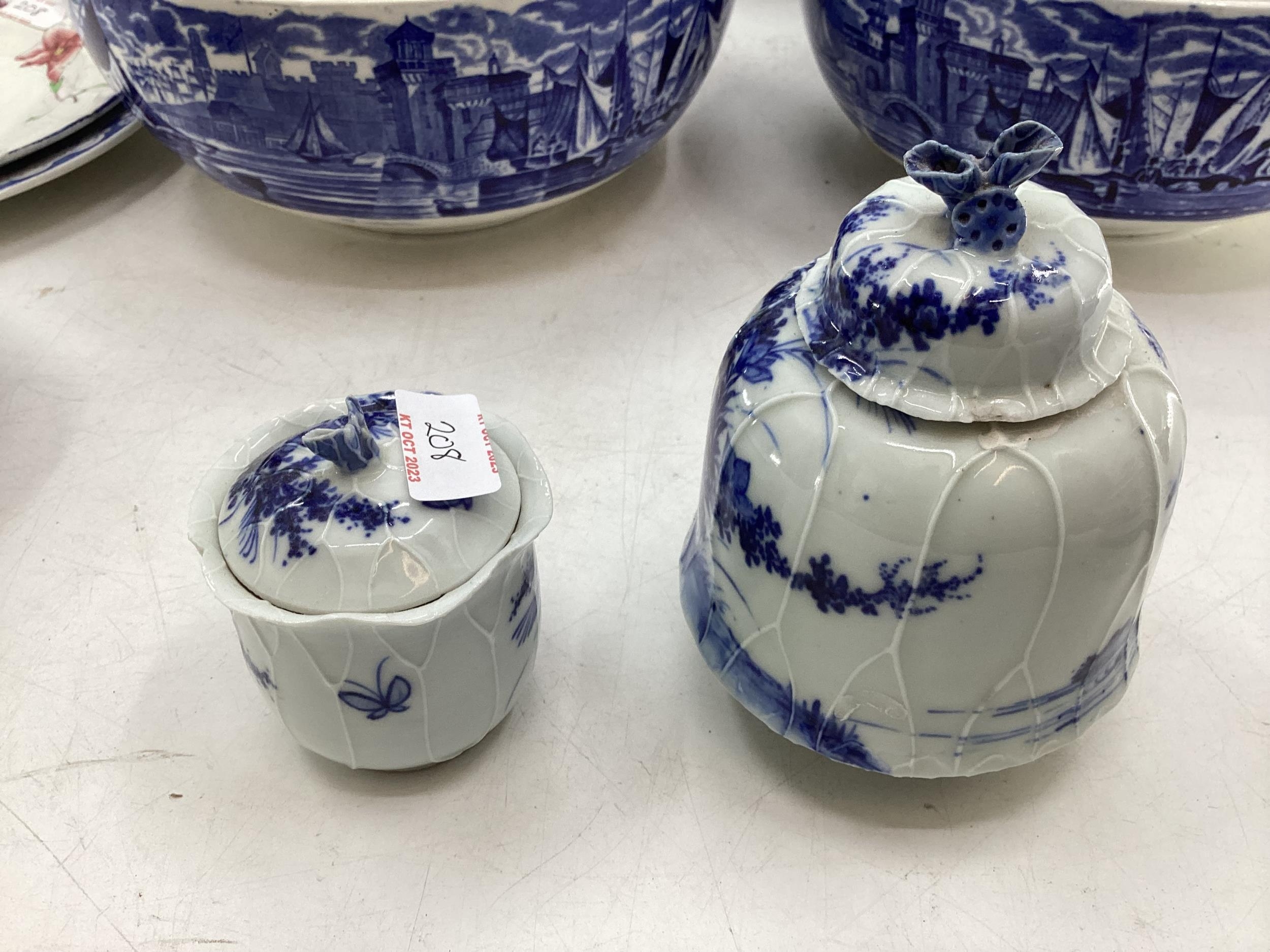 A quantity of blue and white decorative china, some with cracks, to include Wedgwood, Willow - Image 17 of 19