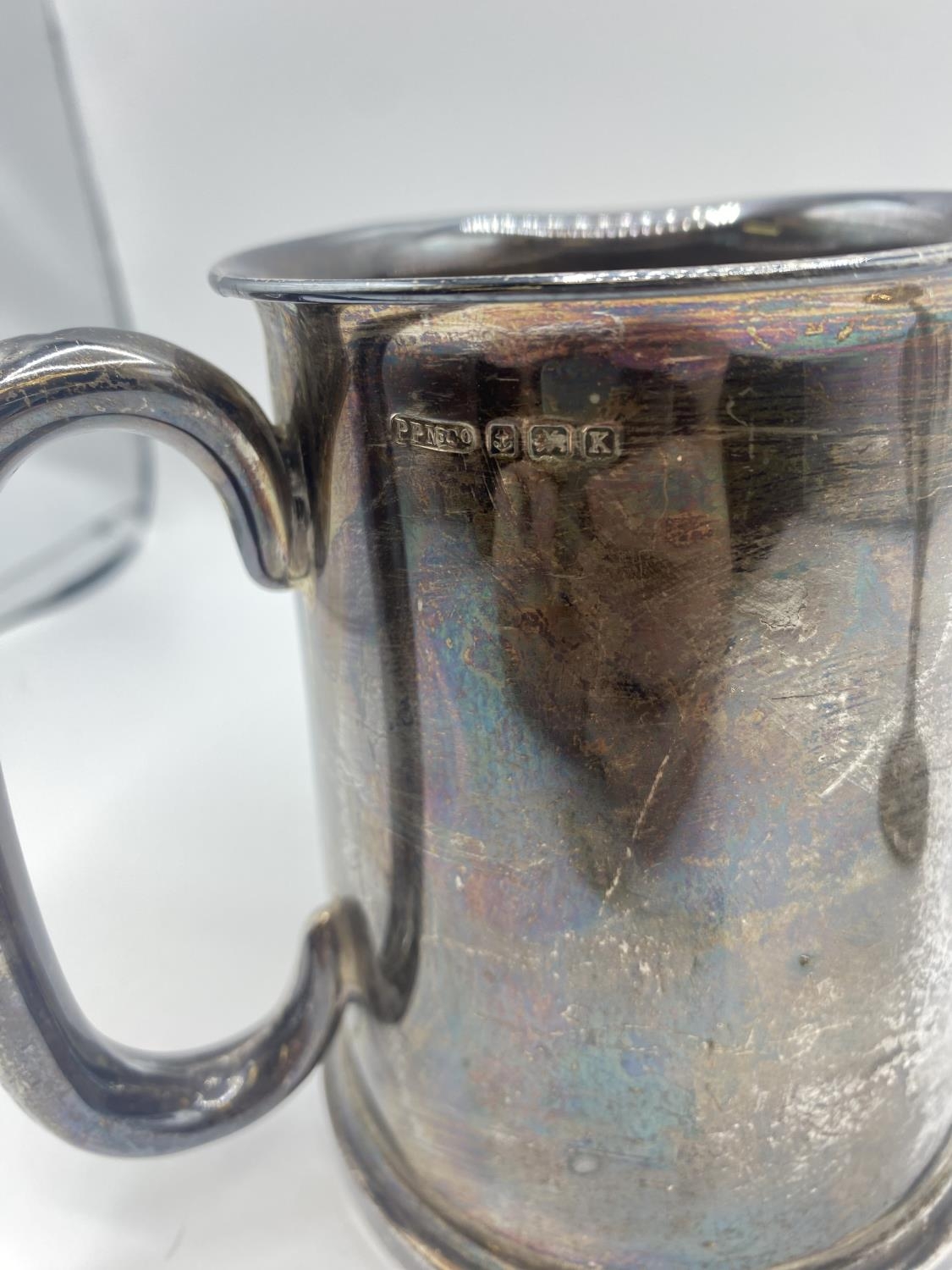 A sterling silver mug with glass bottom. Birmingham 1934. Together with a white metal wine goblet - Image 3 of 4