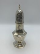 A Sterling silver sugar shaker, Birmingham 1937, 16.5 cmh196g