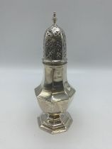 A Sterling silver sugar shaker, Birmingham 1937, 16.5 cmh196g