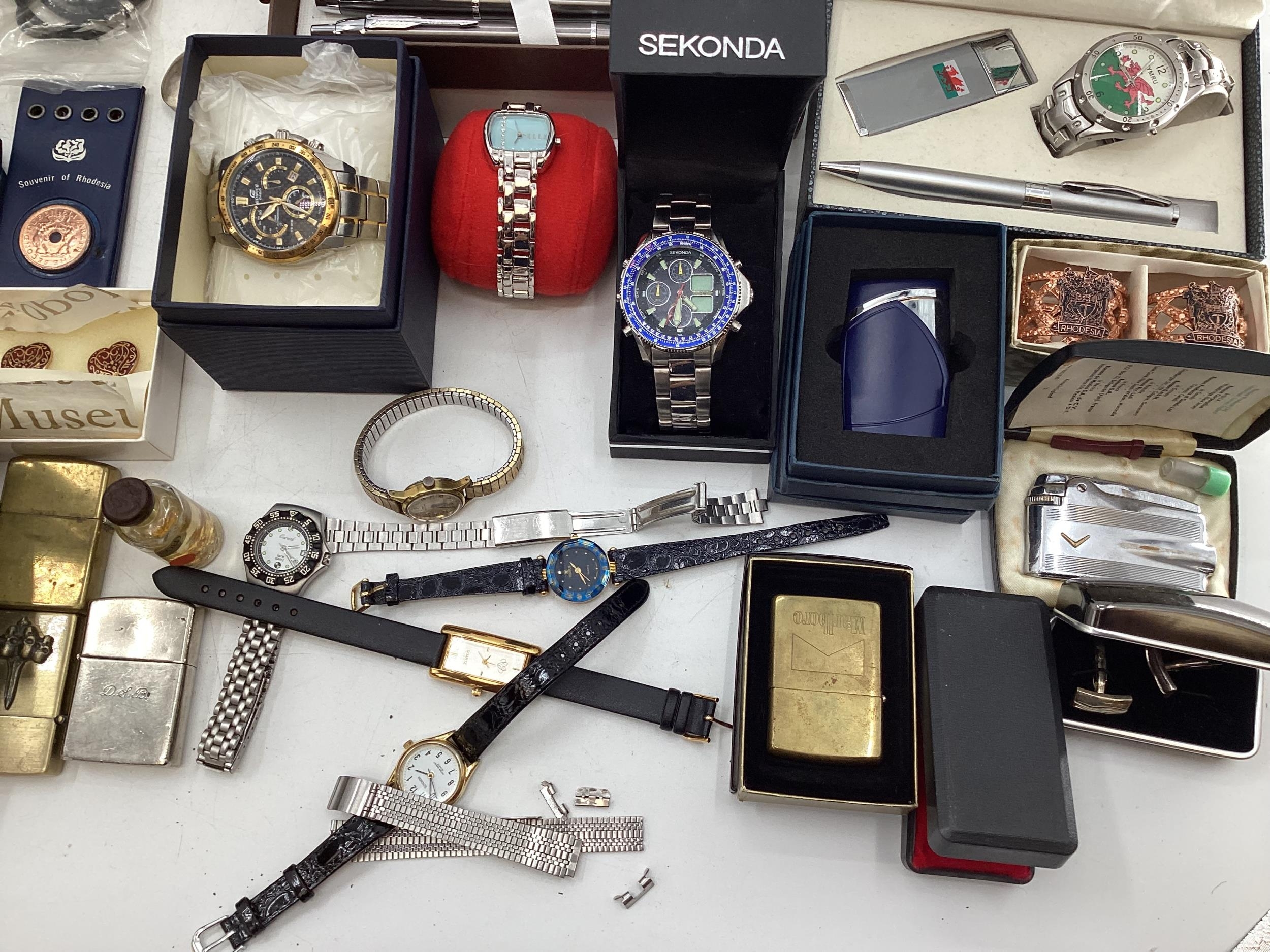 Collection of costume jewellery and fashion and high street Gents and ladies wrist watches, to - Image 7 of 9