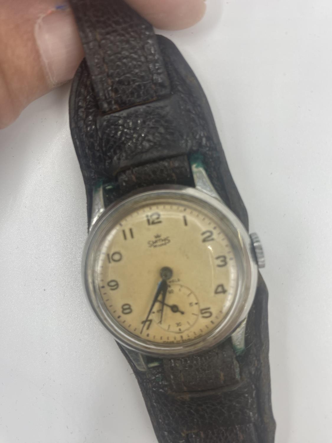 A vintage smith's deluxe 15 Jewel gents wristwatch 34mm case , currently running - Image 3 of 3