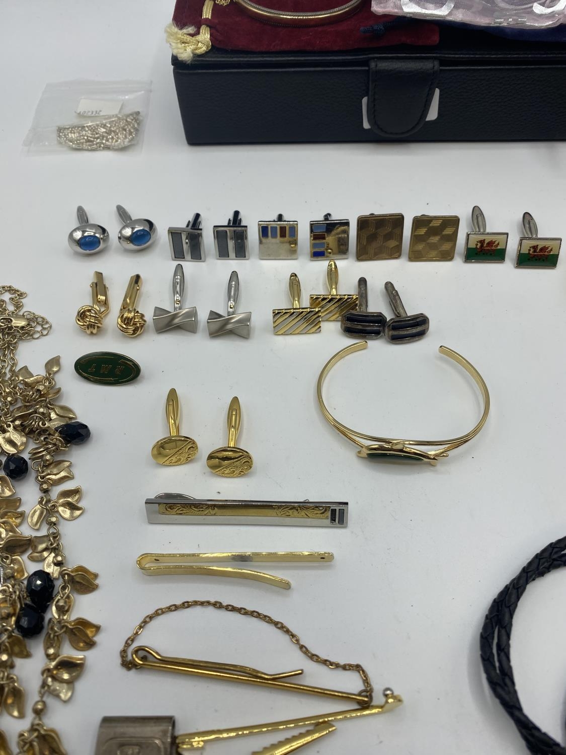 A collection of costume jewellery and a silver money clip. - Image 3 of 5