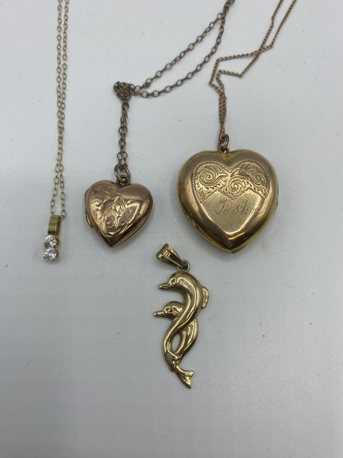 A collection of 9ct gold items to include two heart lockets(one back and front example) - Image 2 of 4