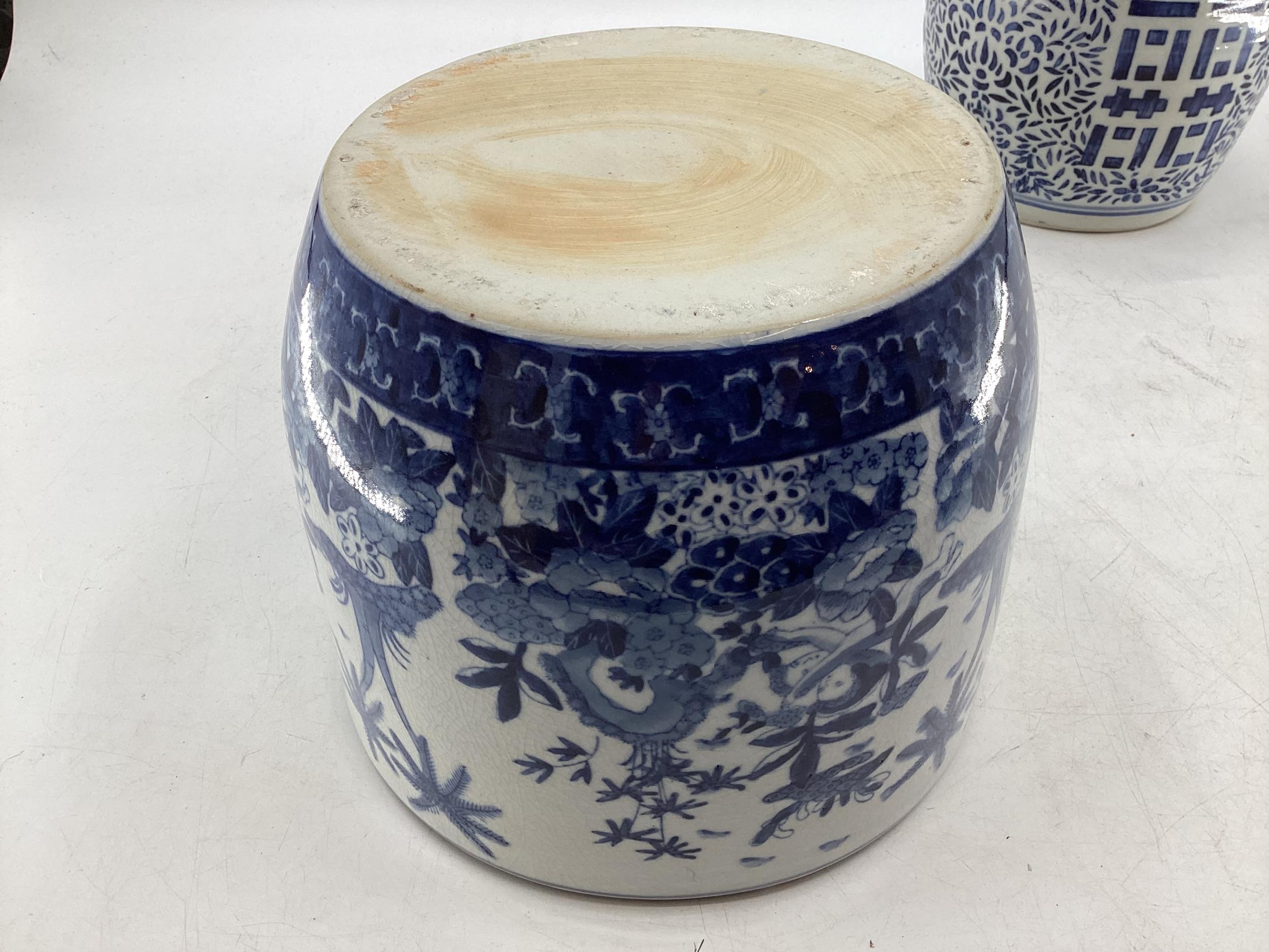 A quantity of blue and white decorative china, some with cracks, to include Wedgwood, Willow - Image 10 of 19