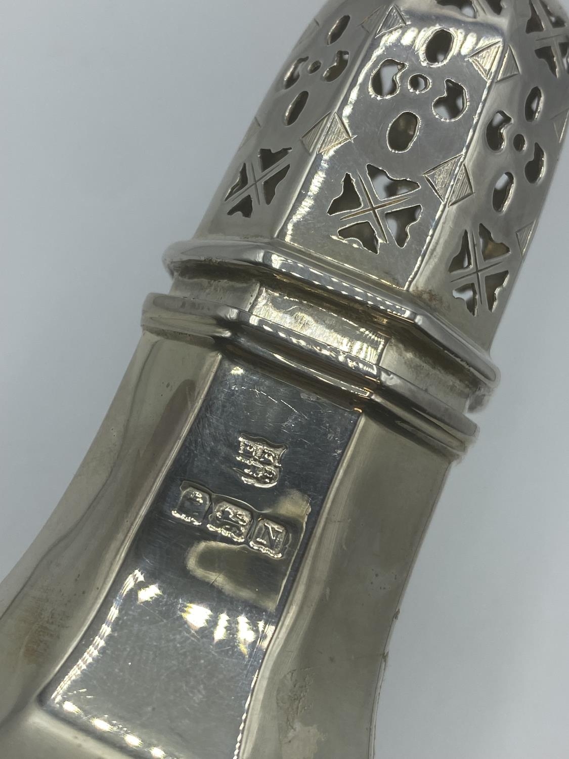 A Sterling silver sugar shaker, Birmingham 1937, 16.5 cmh196g - Image 2 of 2