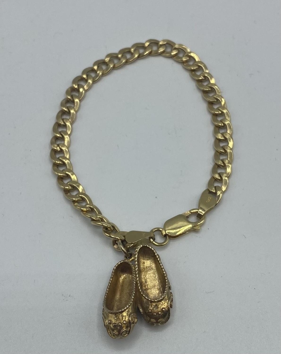 A 9ct gold bracelet and slipper charm 9.5g