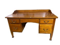 Oak kneehole writing desk with galleried top of 5 drawers 137 L x 77cm H x 76 cm D